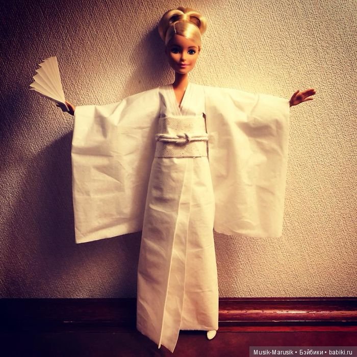 Мастер создает свадебные платья для своих кукол барби, используя туалетную бумагу вместо ткани