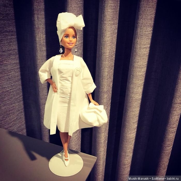 Мастер создает свадебные платья для своих кукол барби, используя туалетную бумагу вместо ткани