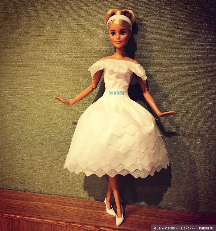 Мастер создает свадебные платья для своих кукол барби, используя туалетную бумагу вместо ткани