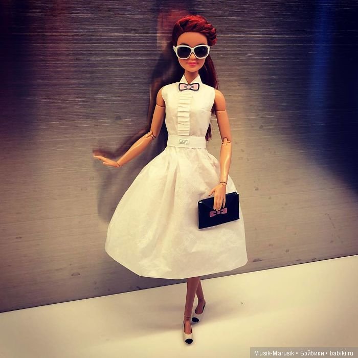 Мастер создает свадебные платья для своих кукол барби, используя туалетную бумагу вместо ткани