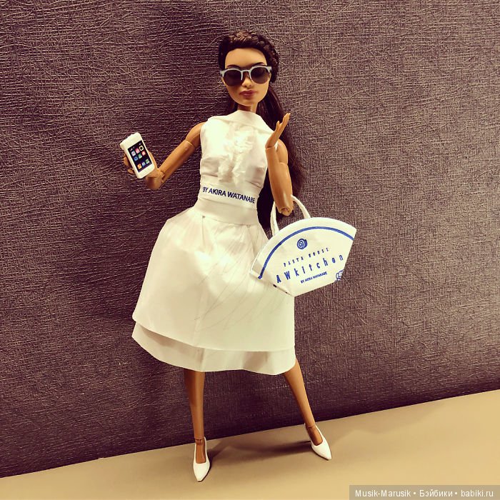 Мастер создает свадебные платья для своих кукол барби, используя туалетную бумагу вместо ткани