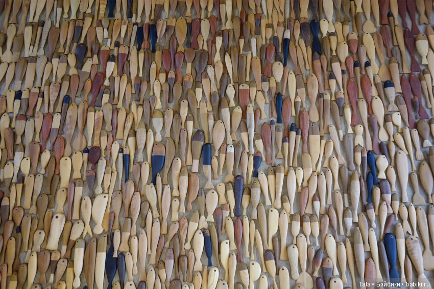 Причудливые мультяшные скульптуры из дерева (фото 8)