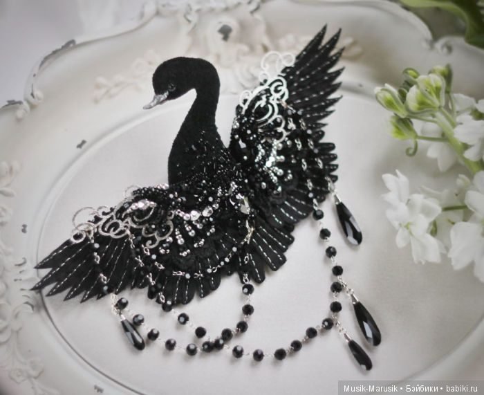 20 волшебных творений из шёлка, бисера, пайеток и страз (фото 9)