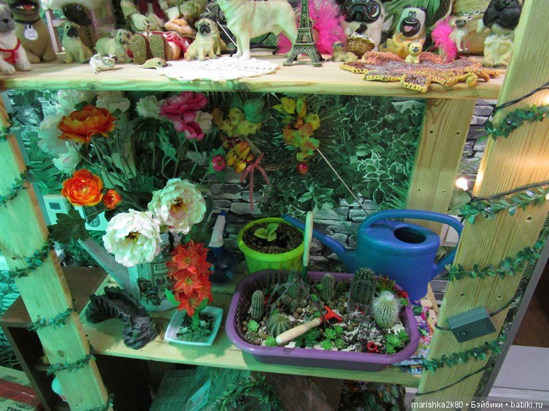 Коллекция мопсов на балконе