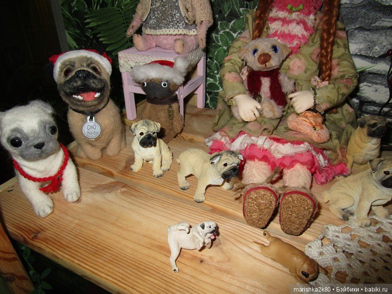 Коллекция мопсов на балконе