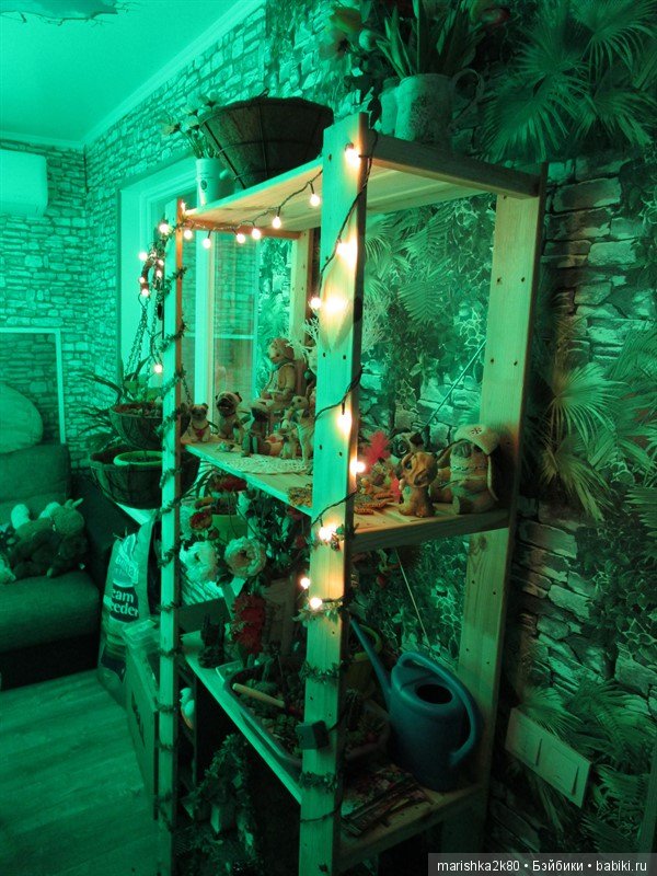 Коллекция мопсов на балконе