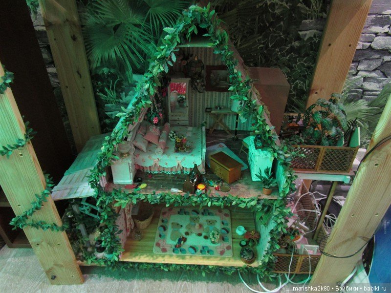 Коллекция мопсов на балконе