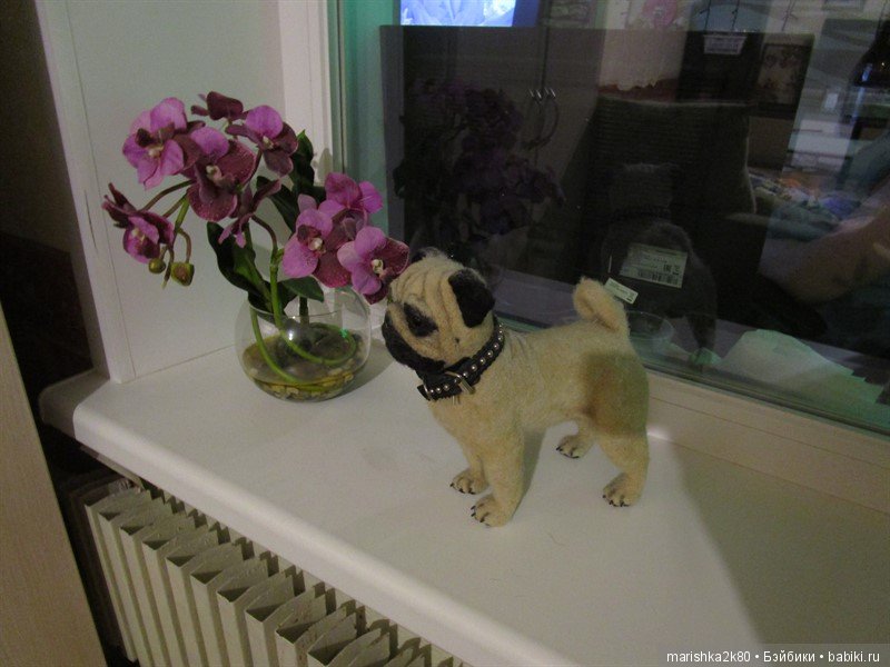 Коллекция мопсов на балконе