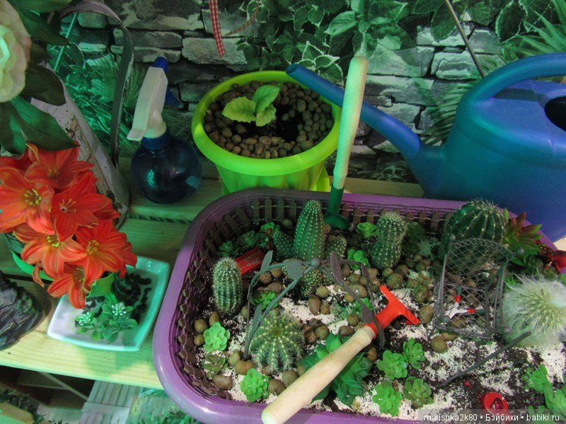 Коллекция мопсов на балконе