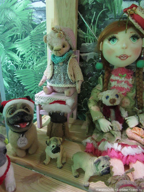 Коллекция мопсов на балконе (фото 3)