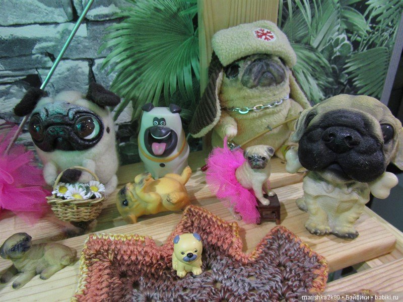 Коллекция мопсов на балконе (фото 8)