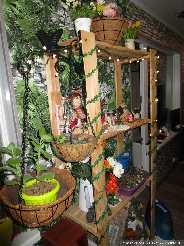 Коллекция мопсов на балконе