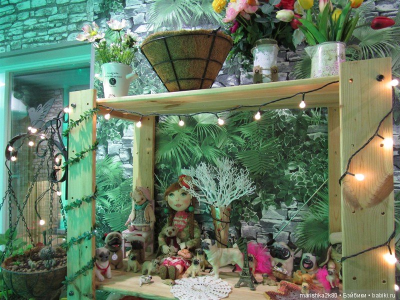 Коллекция мопсов на балконе