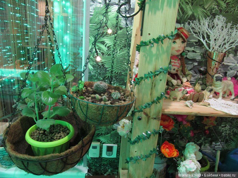 Коллекция мопсов на балконе