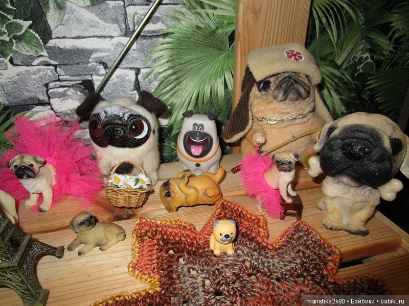 Коллекция мопсов на балконе (фото 9)