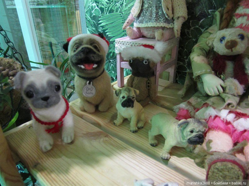 Коллекция мопсов на балконе (фото 2)
