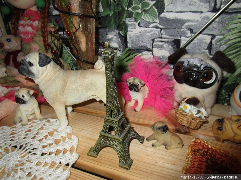 Коллекция мопсов на балконе (фото 10)