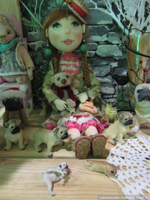 Коллекция мопсов на балконе (фото 4)