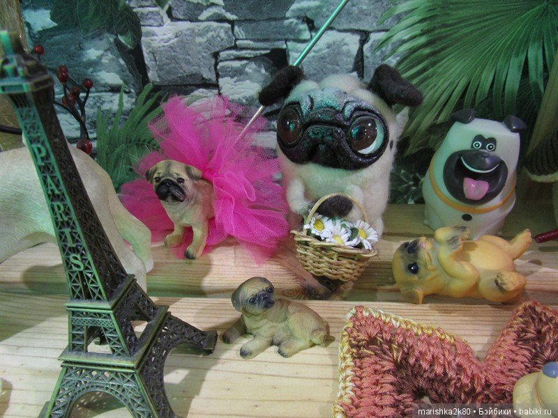 Коллекция мопсов на балконе (фото 7)