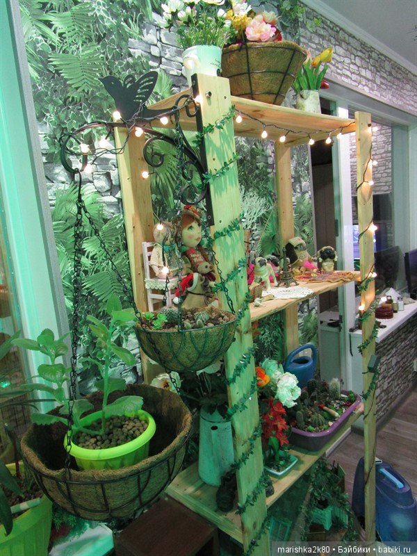 Коллекция мопсов на балконе