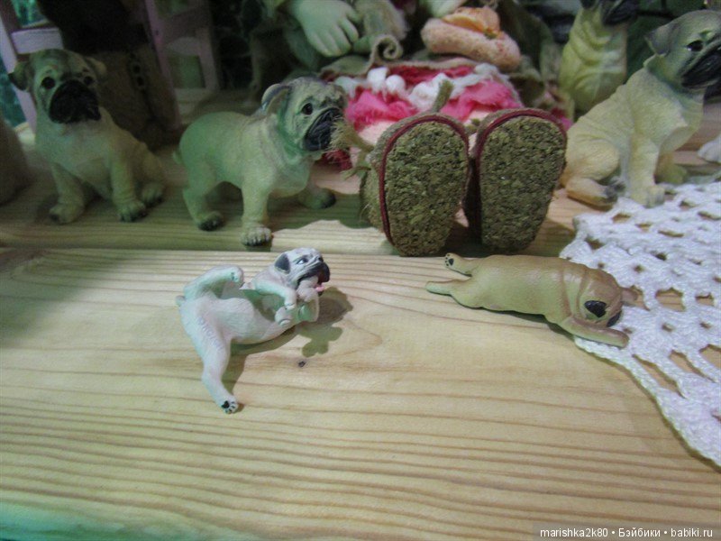 Коллекция мопсов на балконе (фото 5)