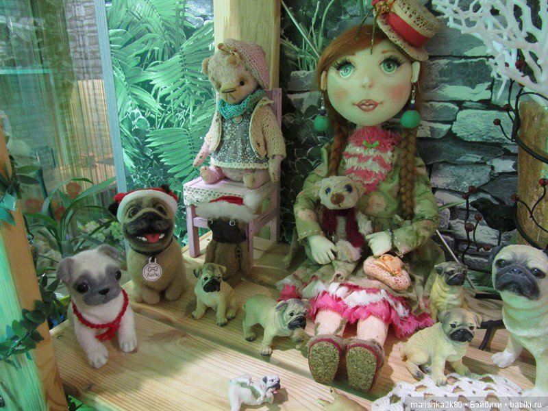 Коллекция мопсов на балконе