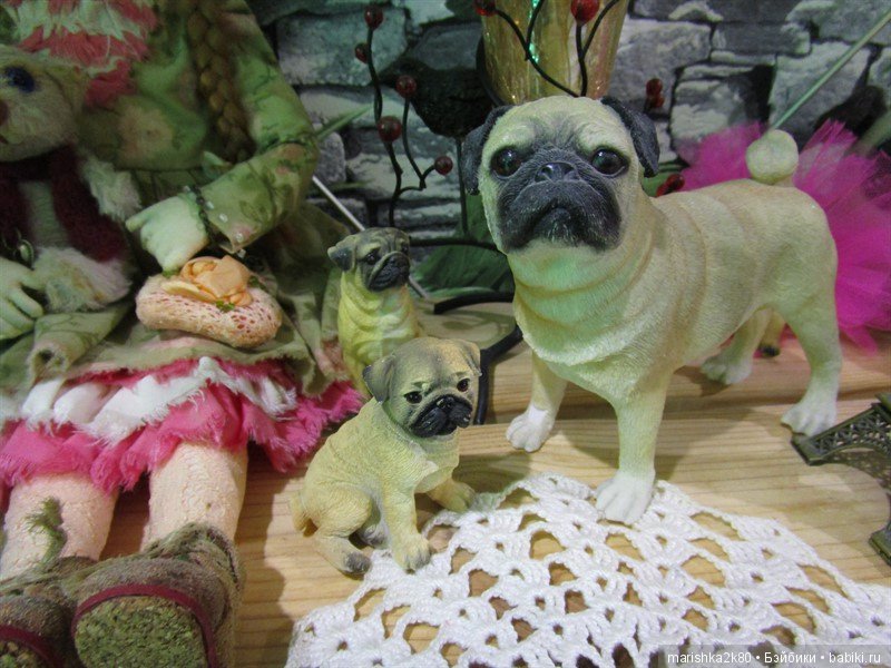 Коллекция мопсов на балконе (фото 6)