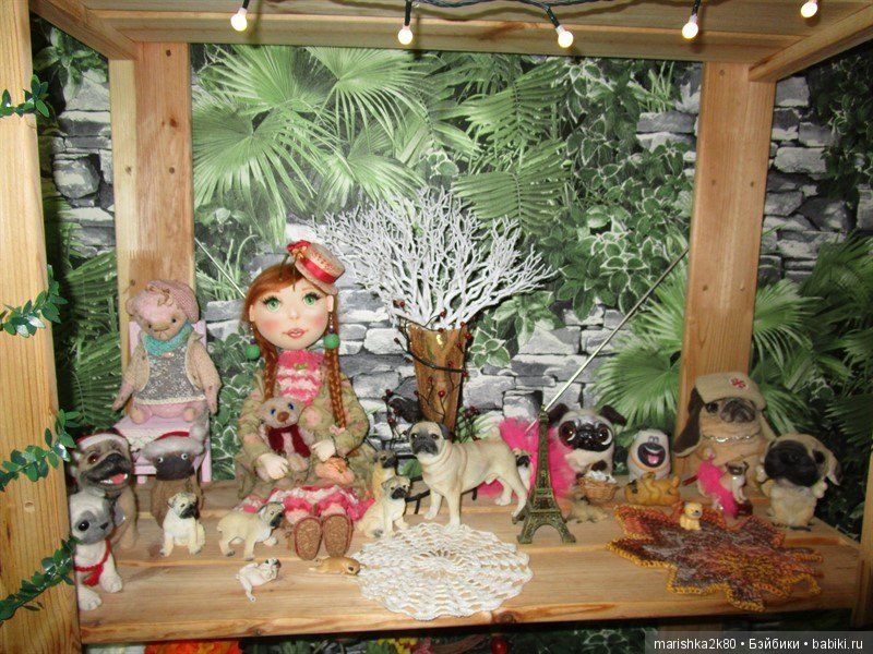 Коллекция мопсов на балконе