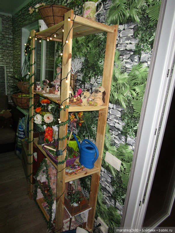 Коллекция мопсов на балконе