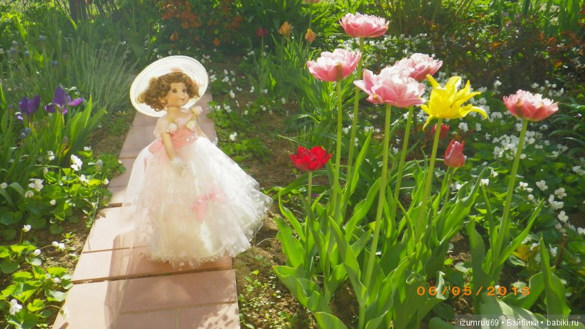 Бетси в роли цветочной феи