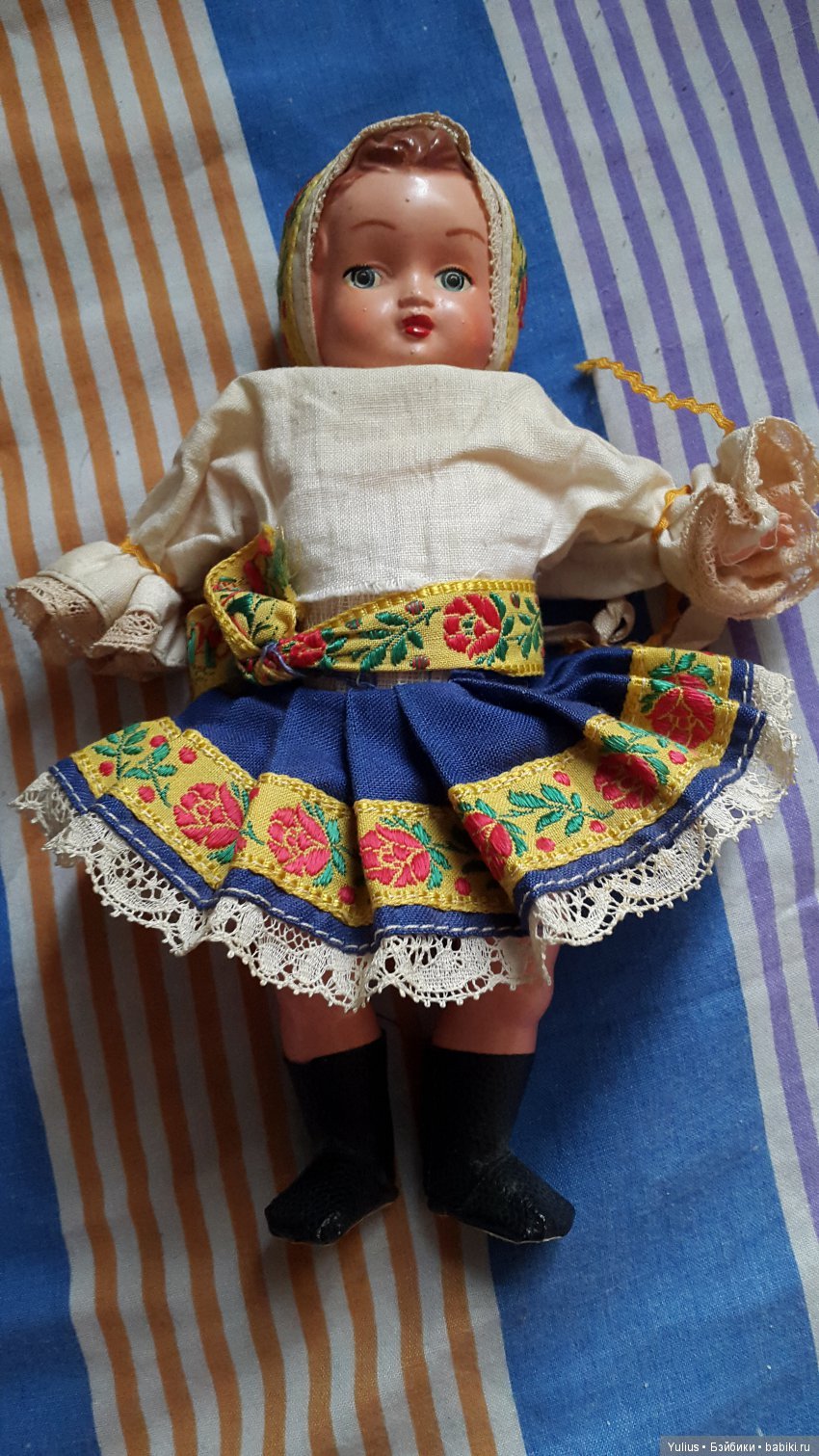 Связала наряд для куклы, подаренной мне, привезенной из Чехии