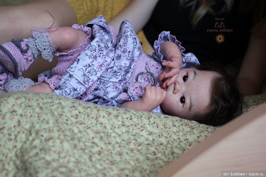 Азиаточка Акина в новом наряде, Adrie Stoete