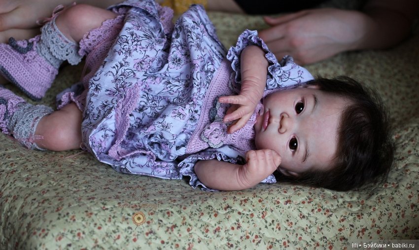 Азиаточка Акина в новом наряде, Adrie Stoete