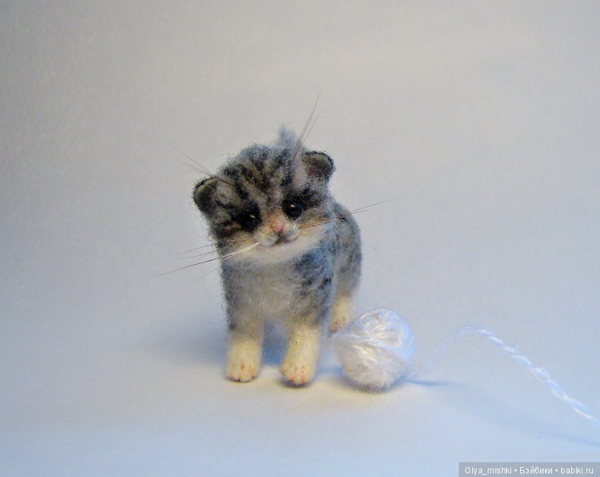 Серенький котейка — Валяные игрушки из шерсти: сухое валяние