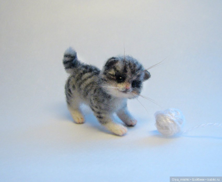 Серенький котейка — Валяные игрушки из шерсти: сухое валяние