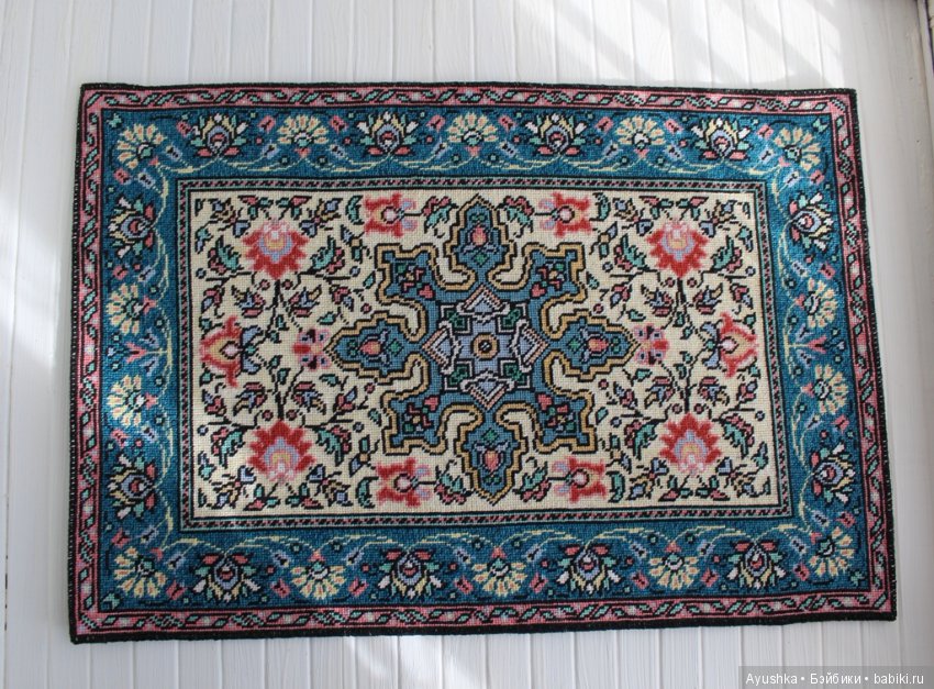 Почти персидский, но в миниатюре! Вышитый ковер для коллекционного кукольного дома (фото 8)