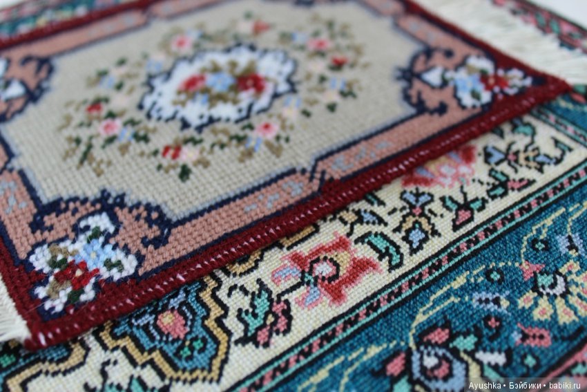 Почти персидский, но в миниатюре! Вышитый ковер для коллекционного кукольного дома (фото 10)