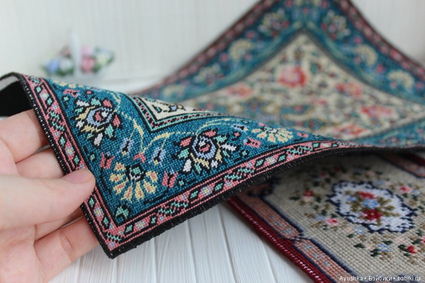 Почти персидский, но в миниатюре! Вышитый ковер для коллекционного кукольного дома