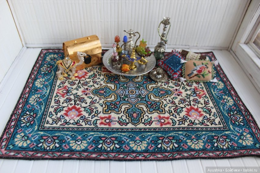 Почти персидский, но в миниатюре! Вышитый ковер для коллекционного кукольного дома