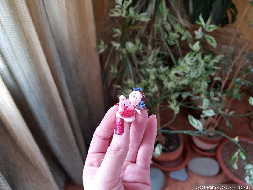 Милая миниатюра из шоколадных яиц с сюрпризом