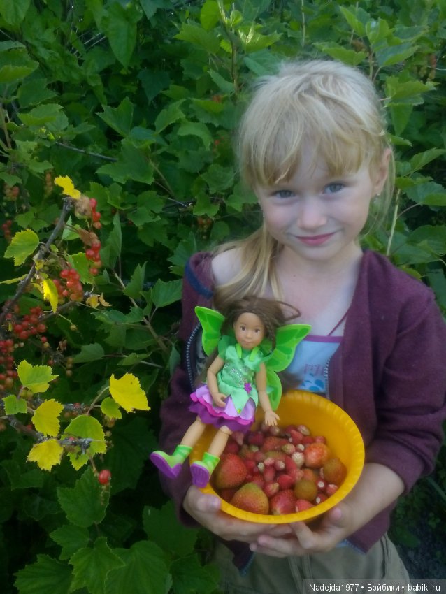 Как наша фея София ягоды собирала и гуляла