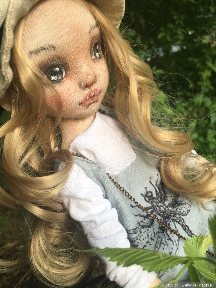 Две девчули и еще одна кукелла