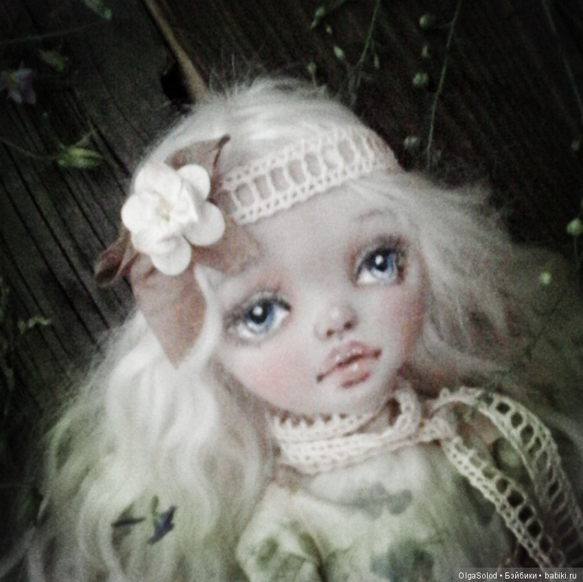 Две девчули и еще одна кукелла