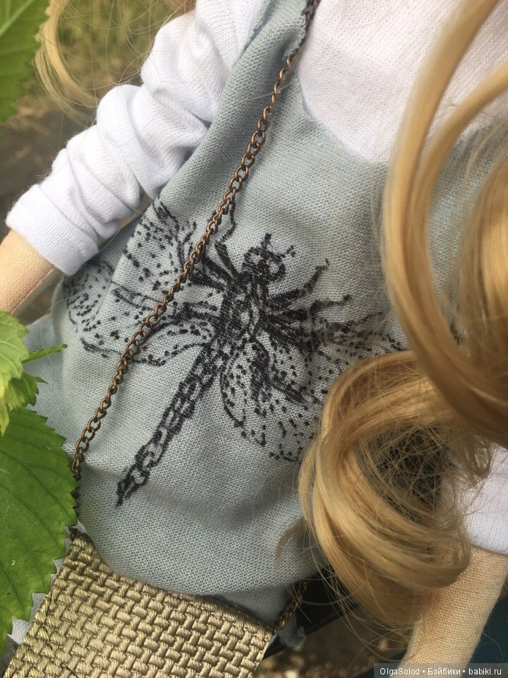 Две девчули и еще одна кукелла