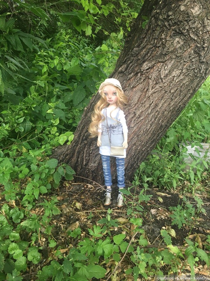 Две девчули и еще одна кукелла