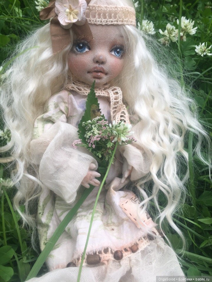 Две девчули и еще одна кукелла