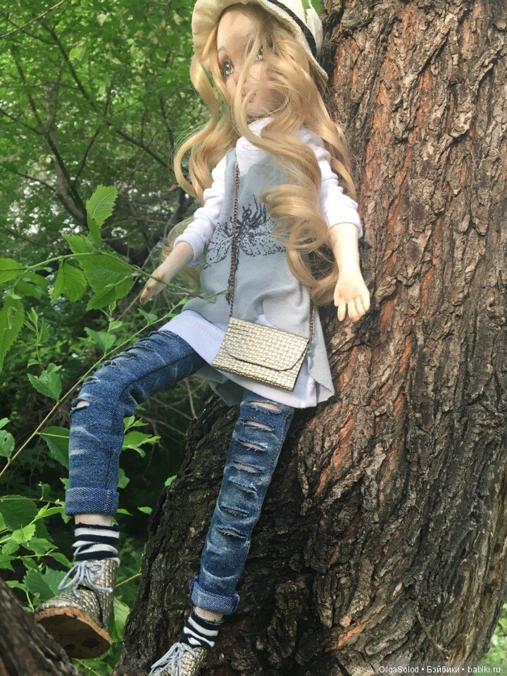 Две девчули и еще одна кукелла