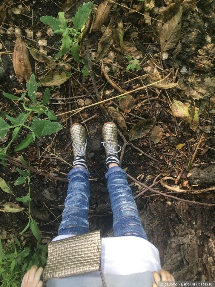 Две девчули и еще одна кукелла