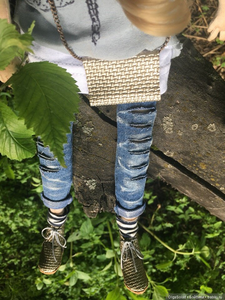 Две девчули и еще одна кукелла