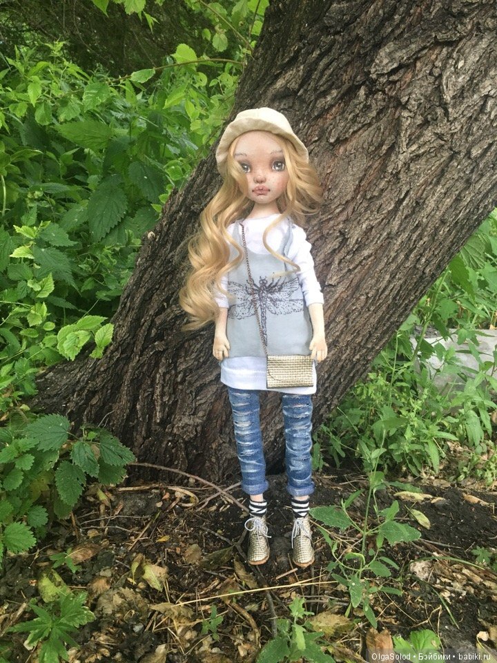 Две девчули и еще одна кукелла